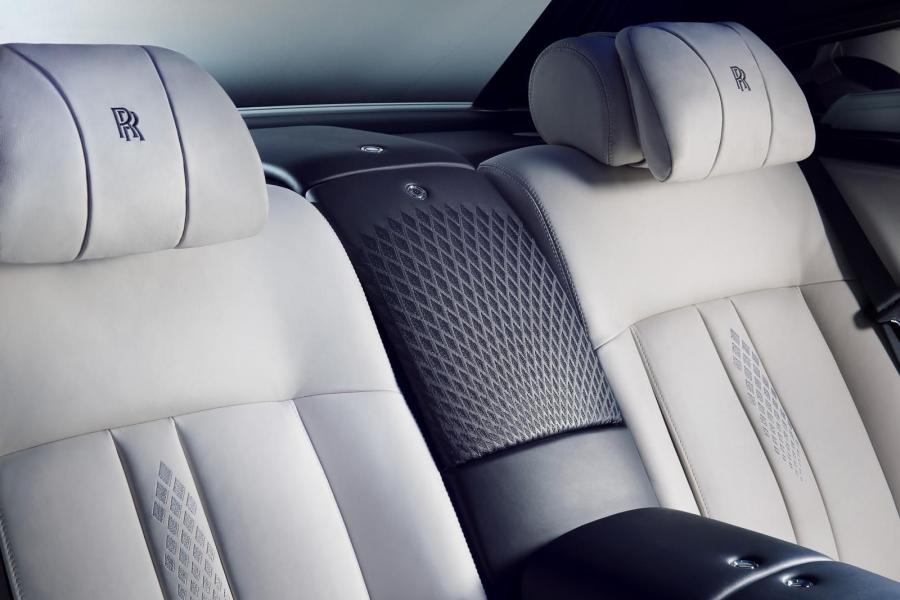  Rolls-Royce Phantom Limelight Collection 2015 года  (фото 8 из 17)